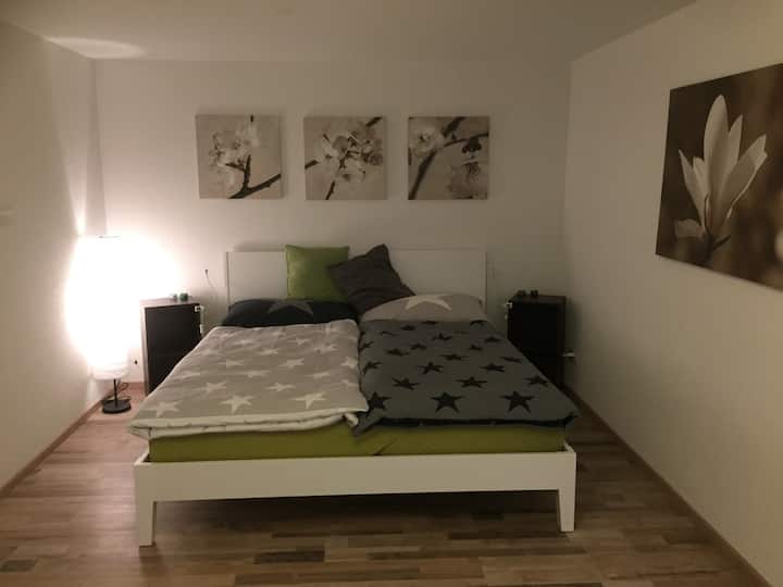 Kitanda maradufu (180x200) kilicho na topper, mfarishi/mto na mfarishi ikijumuisha.