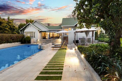 Luxurious 5 Bedroom Bryanston Getaway