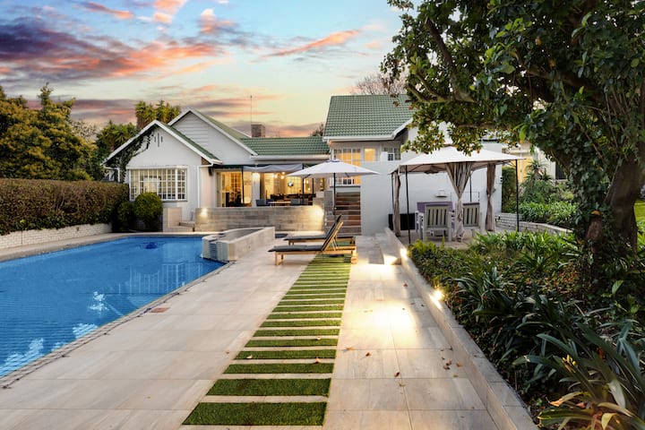 Luxurious 5 Bedroom Bryanston Getaway