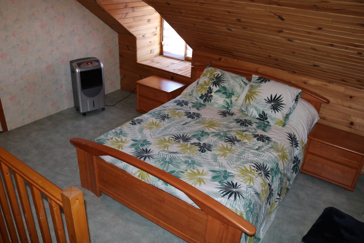 spálňa na poschodí s klimatizáciou.  Možnosť umiestnenia detskej postieľky.