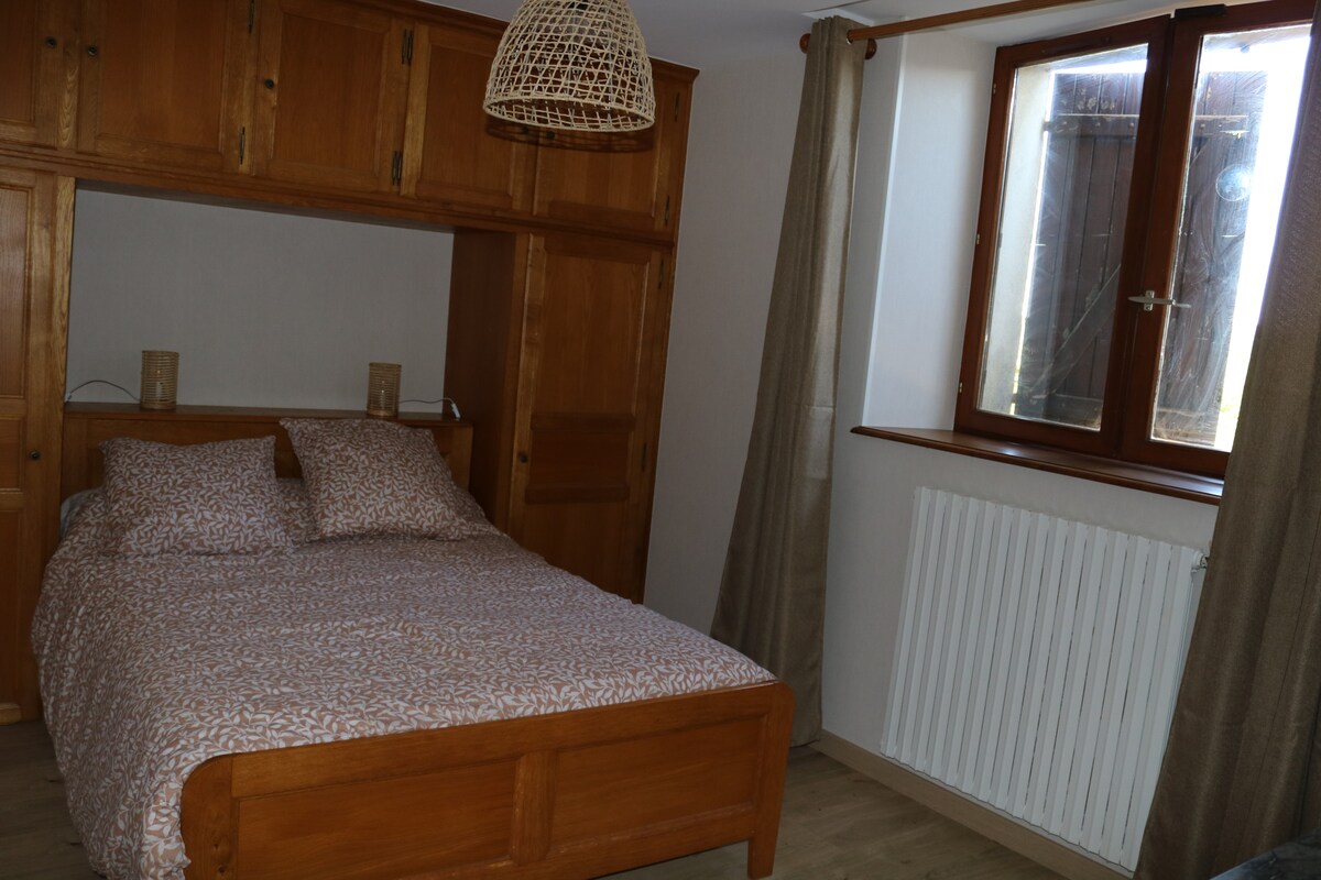 Svetlá zenová izba  s rozlohou 15 m² so skriňami a zásuvkami ....