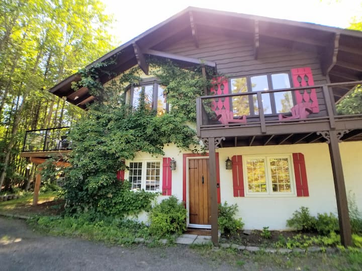 Beautiful Chalet Nestled in the Woods Cottages for Rent in Sainte