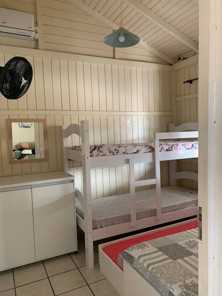 Eenpersoonskamer met airco en ventilator, 04 bedden en 03 aparte matrassen.