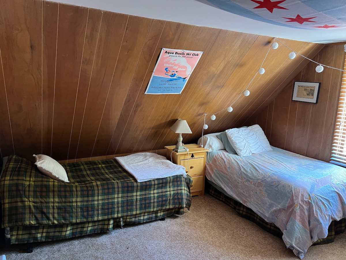 Dos camas individuales en el nivel superior