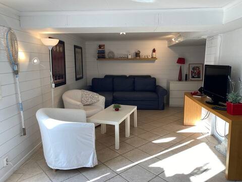 Cute little apartment, open plan & central.