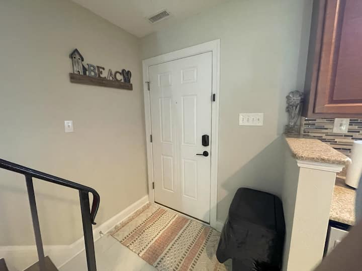 Steps To The Beach Condo - Norfolk, VA