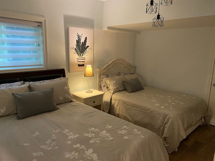 ด้วยประสบการณ์การออกแบบที่หรูหราห้องนอน #1 มีเตียงควีนไซส์และเตียงใหญ่