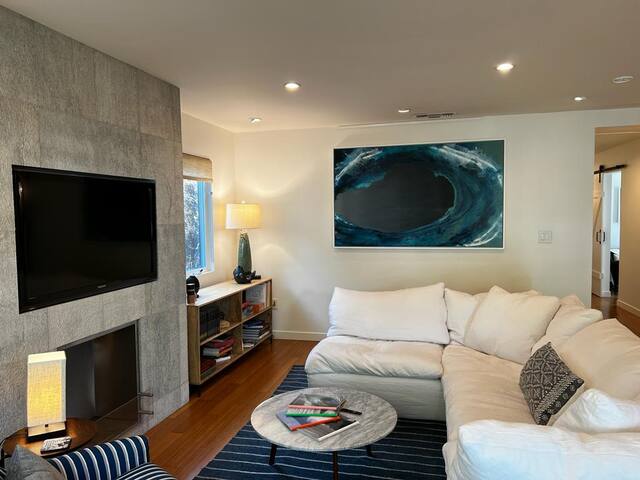 Cheerful beach cottage: 2 bedroom, + sofa bed gallery image 3