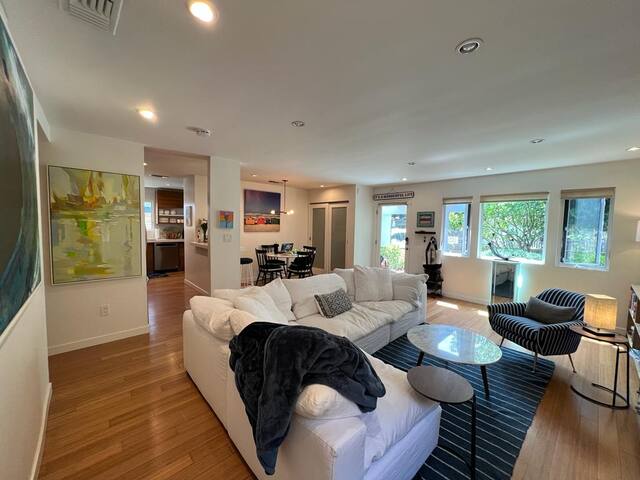 Cheerful beach cottage: 2 bedroom, + sofa bed gallery image 2