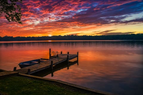 4 Season Lakefront home, 4 bed 2 bath