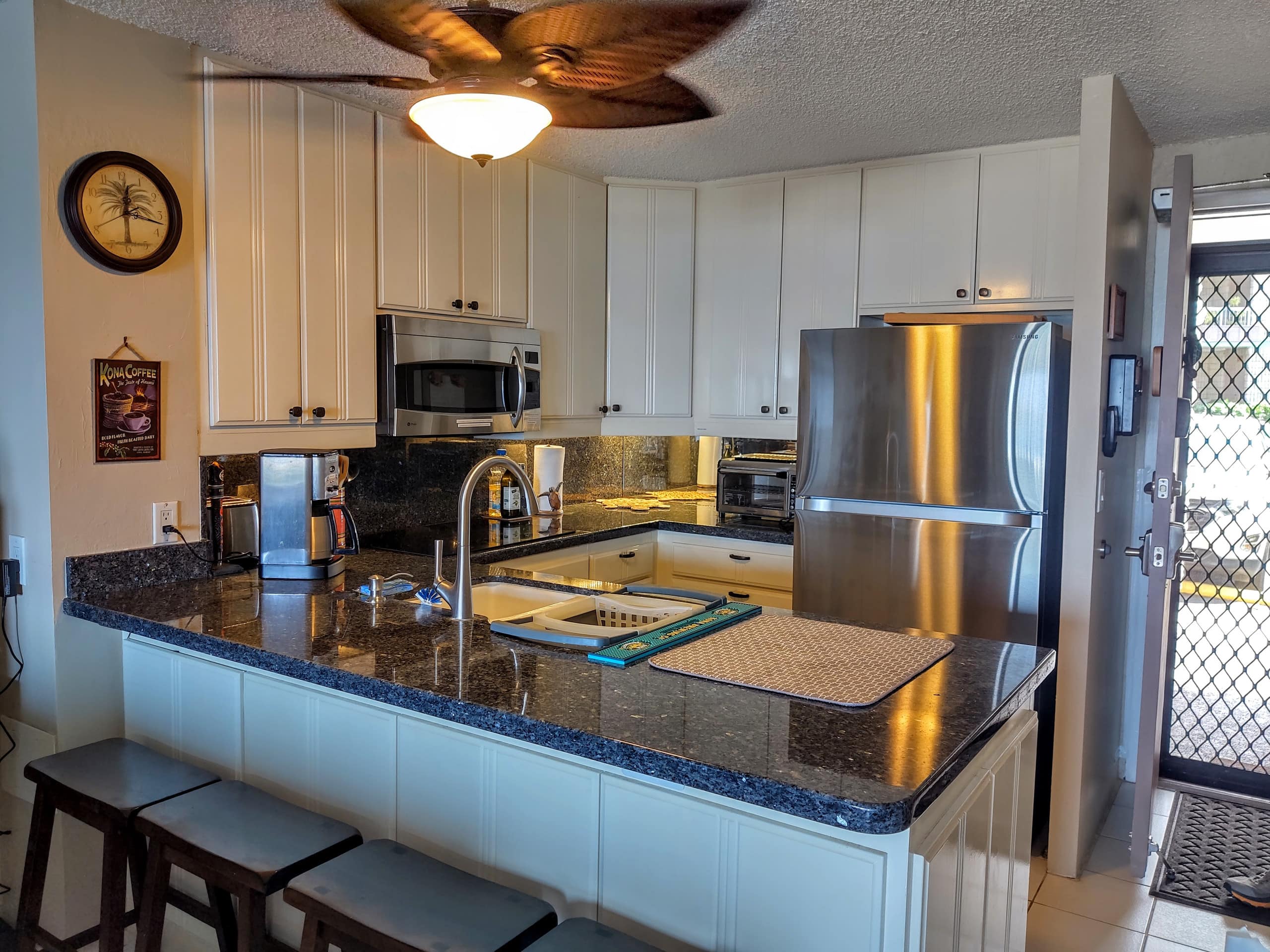 Condo in Kailua-Kona · ★4.94 · 2 bedrooms · 3 beds · 2 baths - Image 7