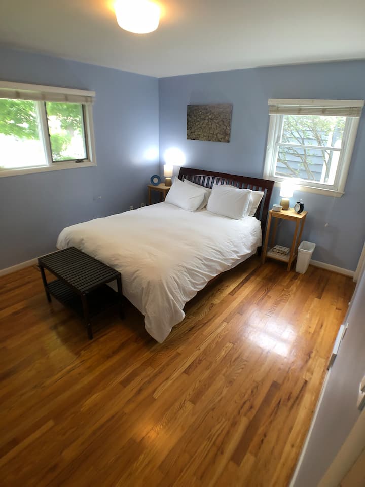 საძინებელ 1‑ში არის საწოლი 152×203 სმ.