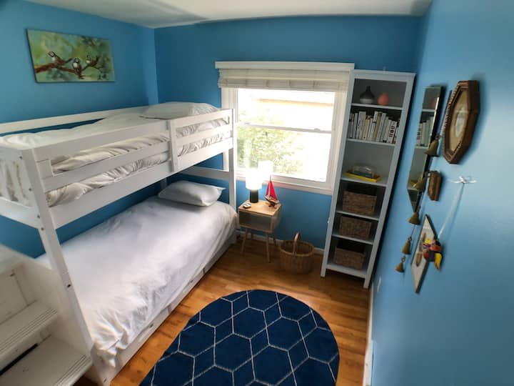 Მე ‑ 2 საძინებელში კომფორტულად სძინავს 2 ‑ ს ამ ორადგილიან ორსართულიან საწოლზე.