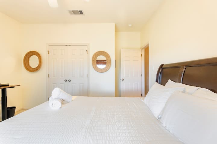 Geräumiger Schrank zur Aufbewahrung deiner Sachen.