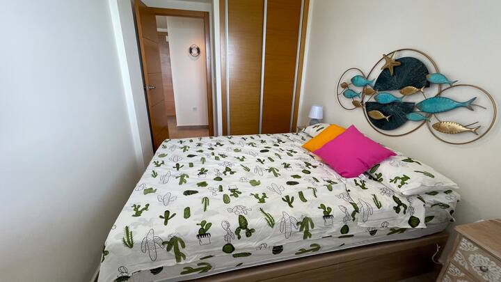 Spálňa pre hostí s (druhou) kúpeľňou oproti, vrátane vane, toalety, bidetu a lavabo