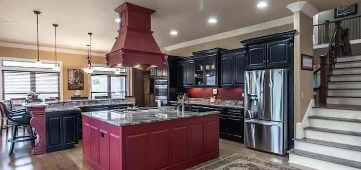 Large Home on Bluewater/Sleep 24/with boats