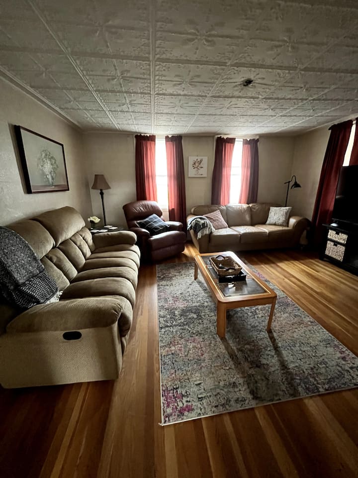Cute 6-bedroom Getaway In The Heart Of Littleton - Littleton, NH
