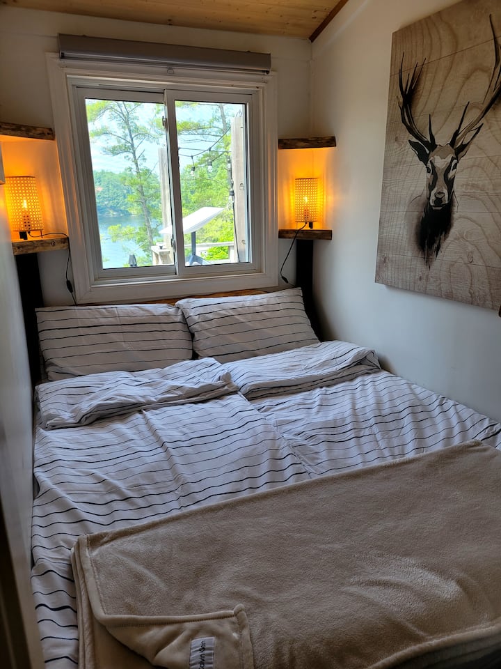 Spavaća soba br. 3 s bračnim krevetom (160x200), mala, ali udobna. (za 2 osobe)