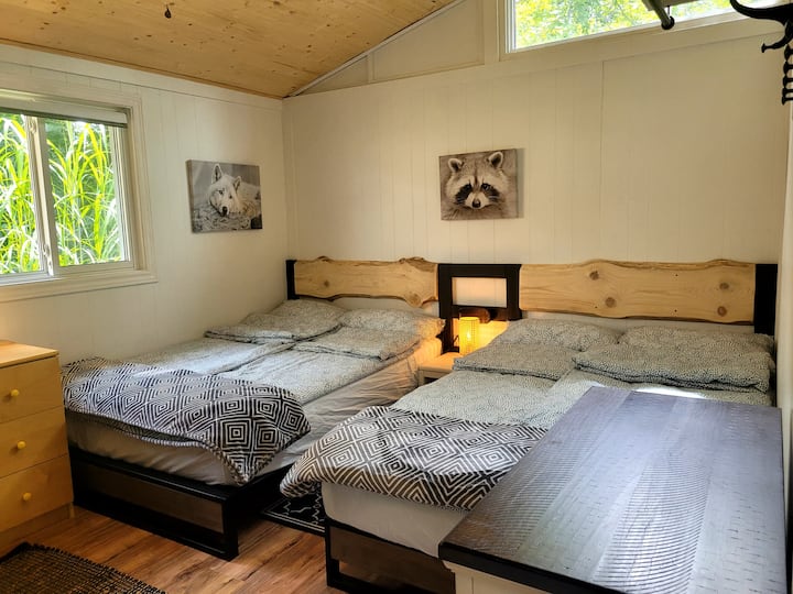 Spavaća soba br. 2 s dva velika kreveta i krevetom na kat s dva odvojena kreveta - za 6 osoba