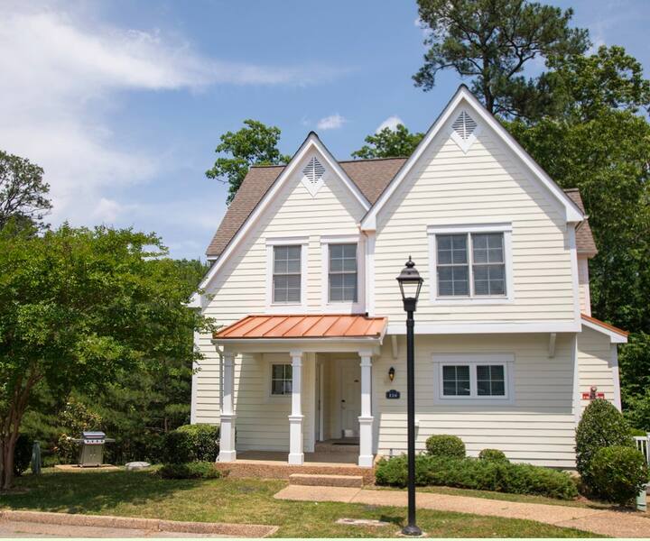 Beautiful 1 Bedroom Estate with tons of Amenities - Houses for Rent in ...