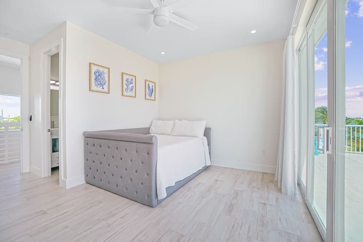 Queen Bedroom Suite, რომლის ქვეშაც არის ორადგილიანი საწოლი დამატებითი საძილე საცხოვრებლებისთვის.