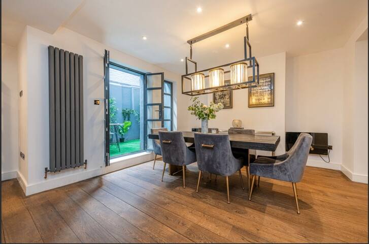 Stunning 3 bed house in Chelsea with free parking