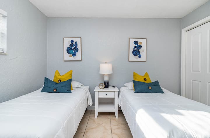 ¡Nuestras 2 camas individuales de espuma viscoelástica son perfectas para 2 huéspedes adicionales o para tus hijos!
