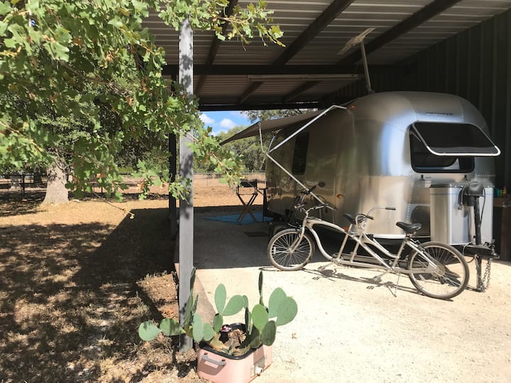 A ShinyTiny Airstream with a private Pool Campervans/Motorhomes for