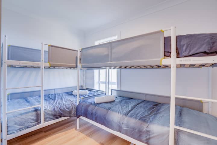 Spavaća soba u prizemlju 3 - četiri kreveta za jednu osobu