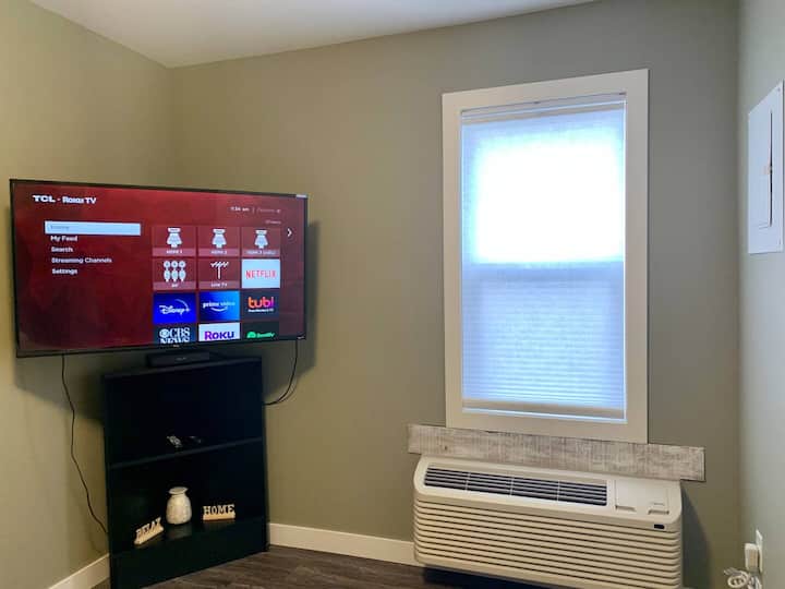 Modern New York Themed Suite! Free Parking! - Lethbridge