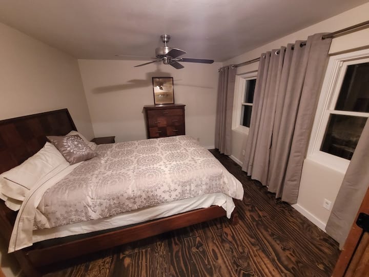 La chambre avant dispose d'un lit confortable, d'un lit queen size confortable, d'un linge de microfibre ou de flannels et de rideaux occultants.