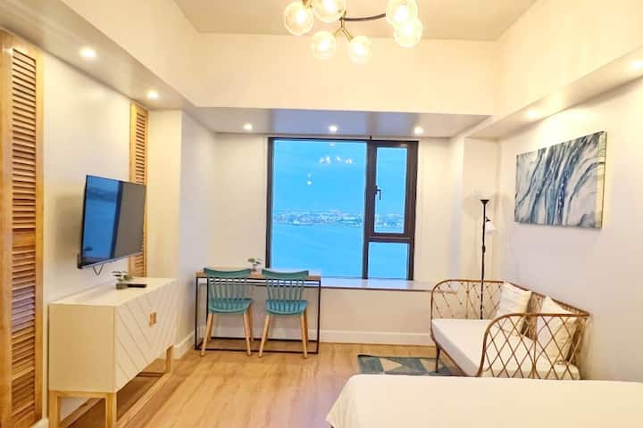 Seaview Coastal Studio| Fast Wi-fi | Mandani Bay - Philippines