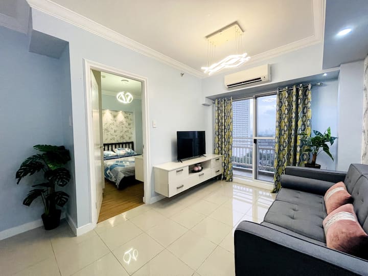 Modern-cozy 2br Suite Near Tomas Morato+netflix - Quezon City