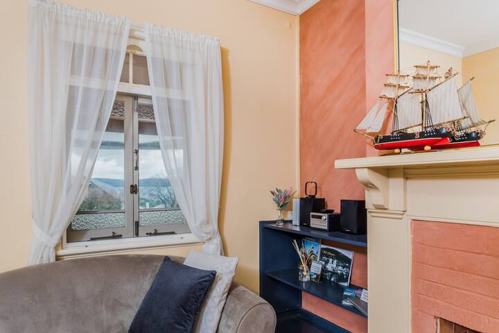 Historic Cottage | Centre Of Town, Charming 1800s - Albany