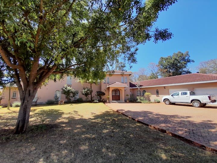 Cheerful 5 bedroomed home, singles or families Vacation homes for