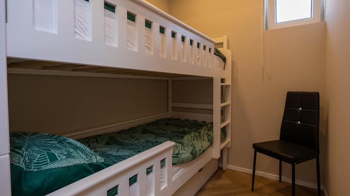 Kjo dhomë gjumi ka një krevat marinari, për fëmijë. (80x200) 