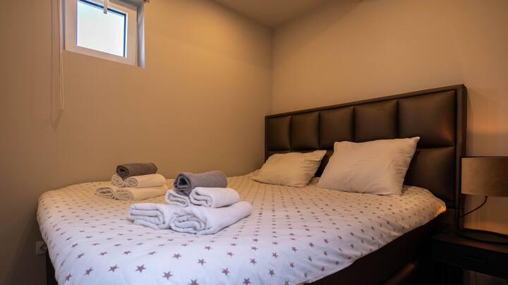 Një krevat dopio prej 160X200CM. Është një pranverë kutie. 