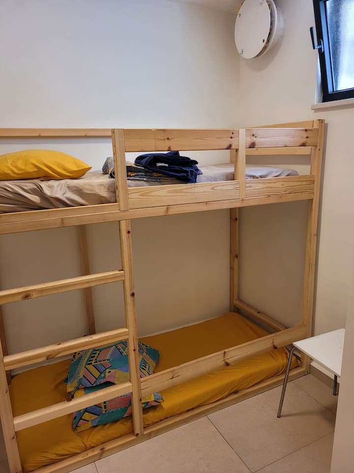 ห้องนอนขนาดเล็กพร้อมเตียงสองชั้นสำหรับเด็ก