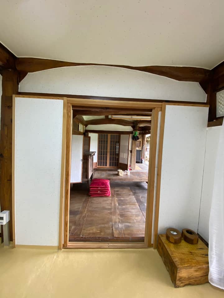 Mlango kutoka chumba kikubwa hadi Daecheong Maru