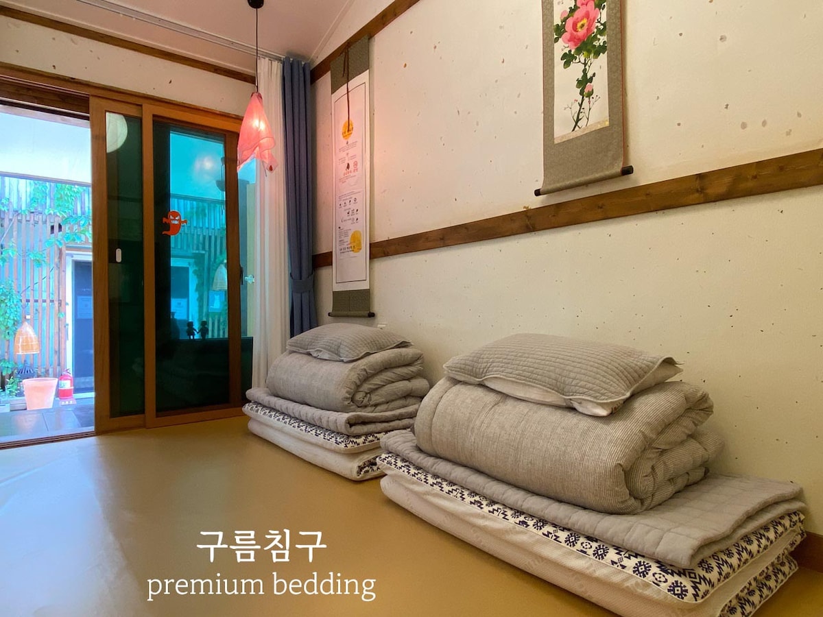 Luksuzna posteljina u sobi