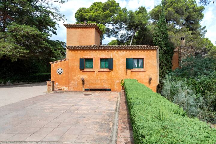 Beach House in a Magnificent Garden gallery image 3