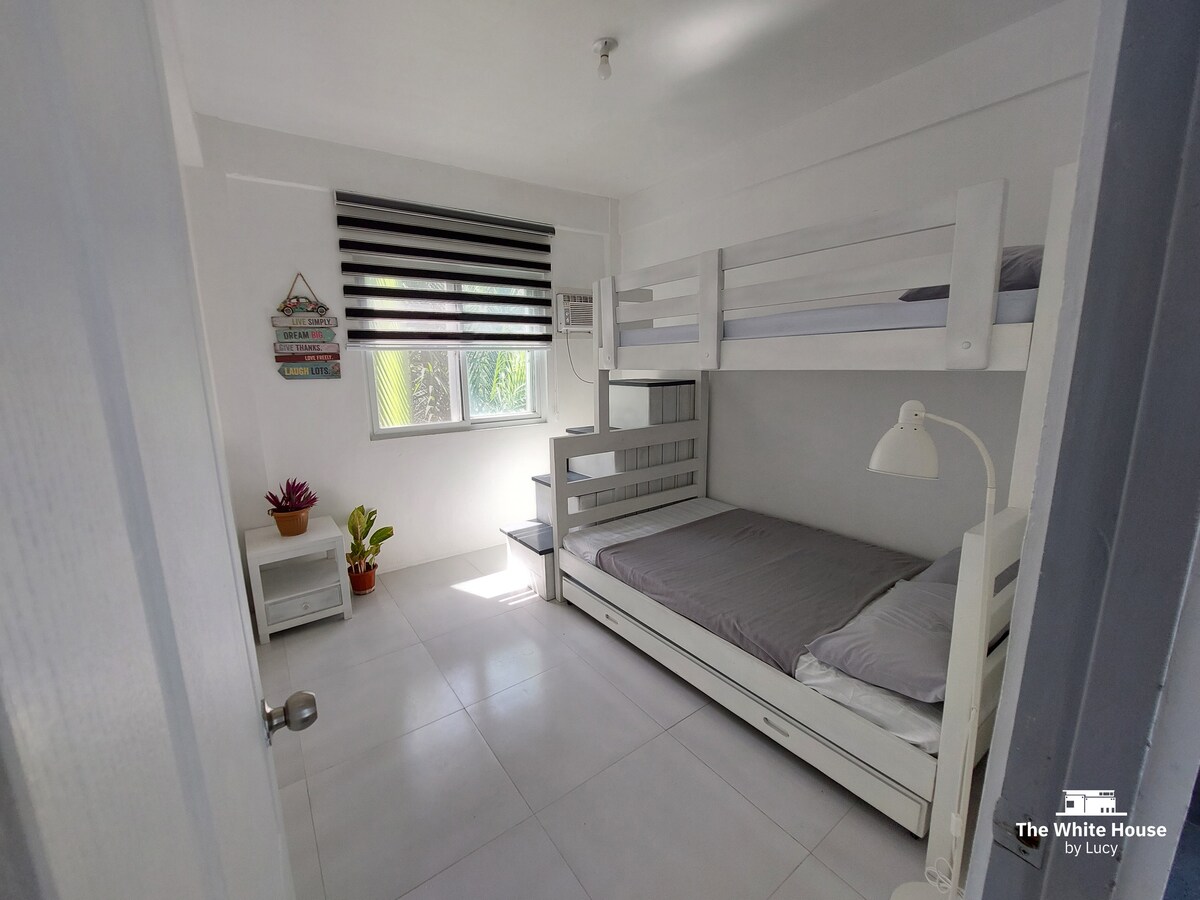 Средна стая с двуетажно легло.