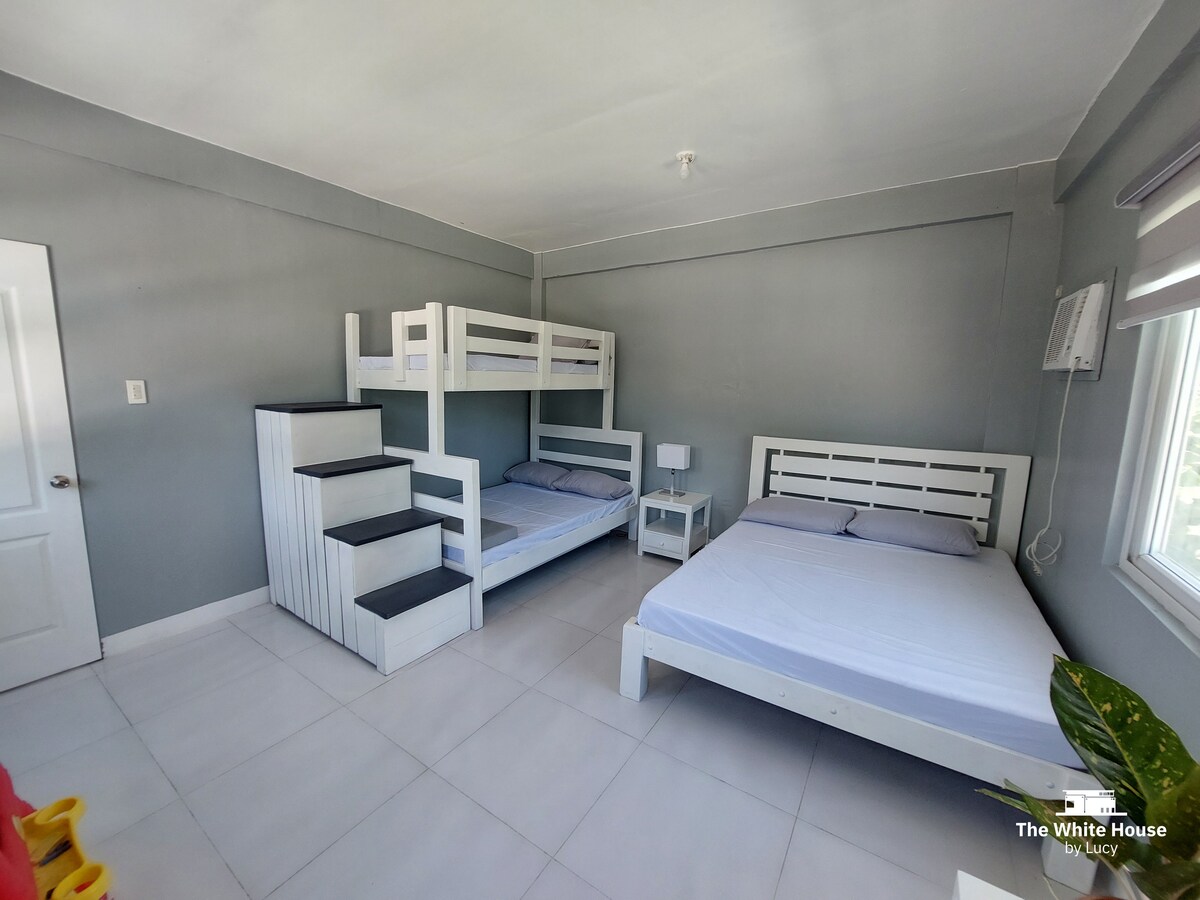 Основна фамилна стая с малка зона за игра за деца.