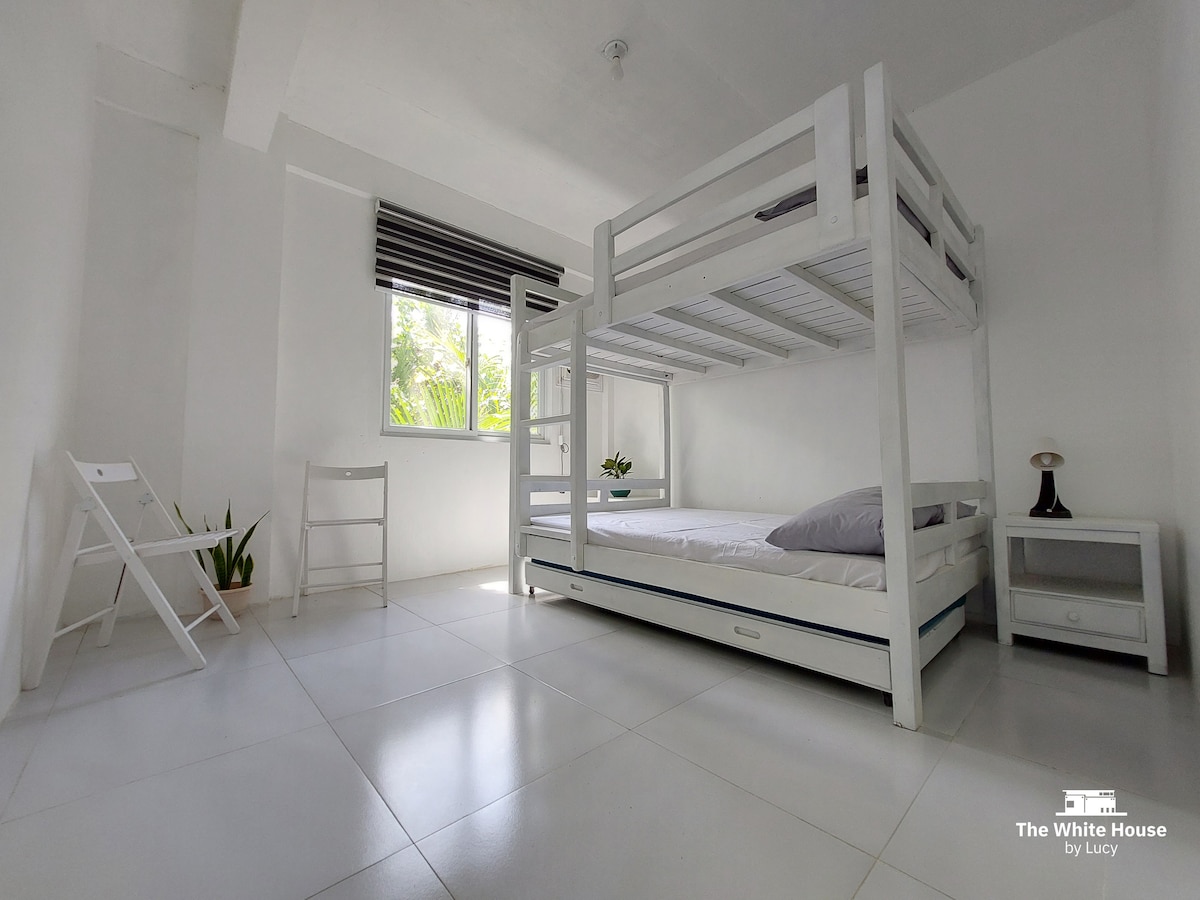 Трета стая с двуетажно легло. Подходящо за 4 души.