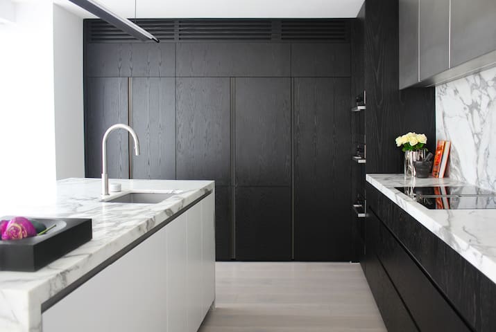 Elizabeth Bay Penthouse with Private Rooftop gallery image 3