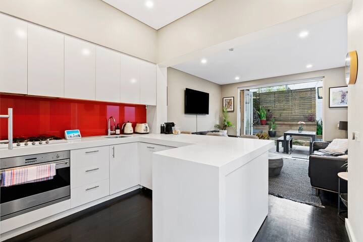 Ideally Located Stylish Modern Comfortable Terrace gallery image 5