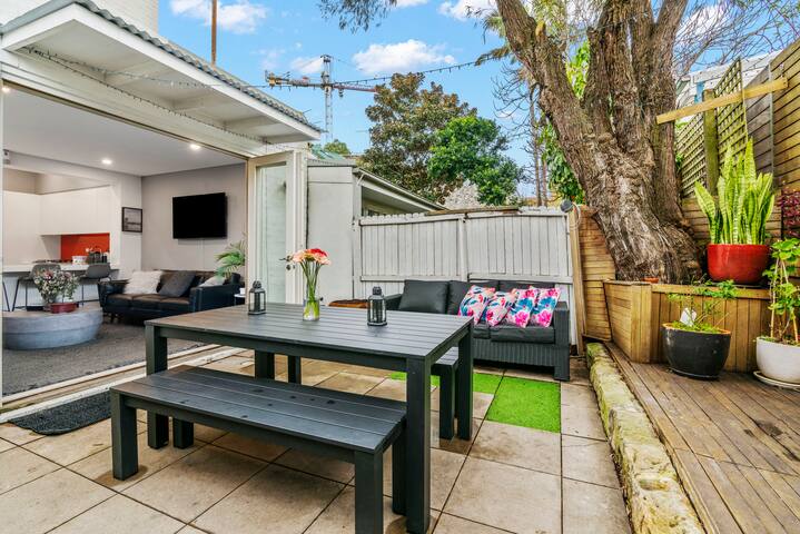 Ideally Located Stylish Modern Comfortable Terrace gallery image 2