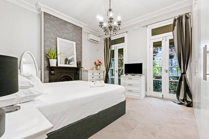 Ideally Located Stylish Modern Comfortable Terrace gallery image 3