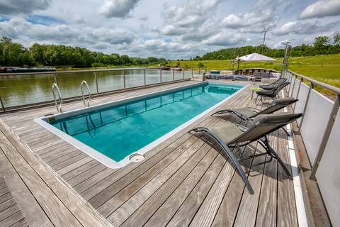 An incredible houseboat on a heavenly river