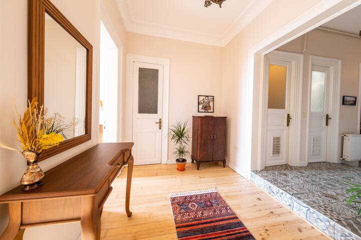 Elegant spacious peaceful 3BR 2BA at the center gallery image 3